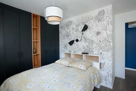 Tête de lit papier-peint et menuiserie sur mesure