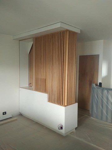MENUISERIE : Cloison sur mesure de séparation avec placard de rangement toute hauteur